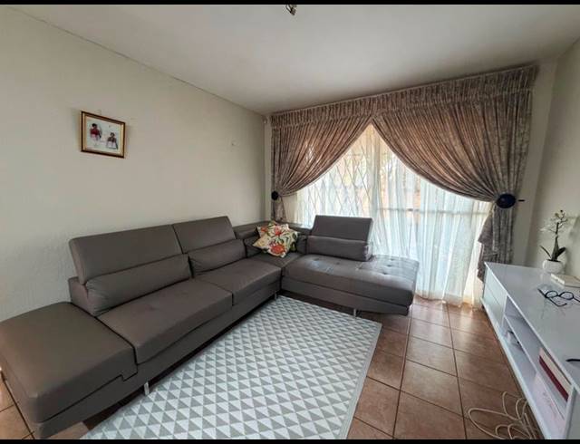 2 BEDROOM APARTMENT FOR SALE IN HEUWELSIG ESTATE